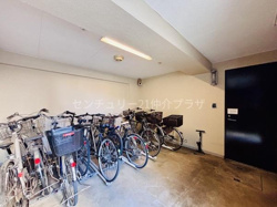 屋内の自転車置き場がしっかり確保されています。複数台の自転車を収納できる広さがあります。空間が整頓されており雨風から自転車を守ることができます。防犯対策にも配慮された設計です。