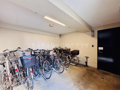 屋内の自転車置き場がしっかり確保されています。複数台の自転車を収納できる広さがあります。空間が整頓されており雨風から自転車を守ることができます。防犯対策にも配慮された設計です。