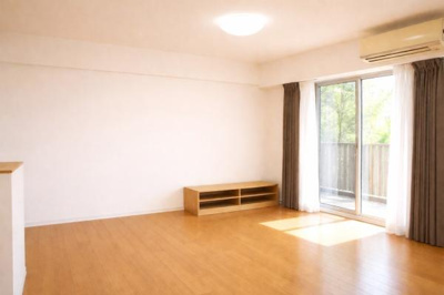 エントランスはガラス扉とタイル床で清潔感があります。オートロック設備も設置されており安心感につながります。壁面デザインもスタイリッシュな印象を与えます。共用部の管理状態がうかがえます。