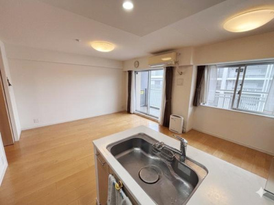 大きな窓から明るい日差しが差し込むエントランスです。タイル張りの床はお手入れがしやすく清潔感があります。ガラス窓越しに外の緑も眺められ開放的な雰囲気を演出しています。ゆとりある空間設計が魅力です。