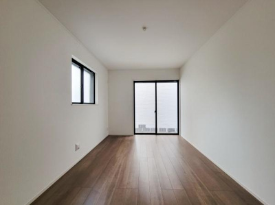 シンプルな内装が魅力の洋室です。窓からの光がしっかり入るため明るい印象を与えます。床は落ち着いた色味で様々な家具とも合わせやすい仕様です。収納やレイアウトの工夫次第で使いやすい空間になります。