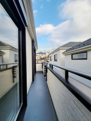 収納スペースがしっかり確保されています。窓からの採光があり部屋全体が明るい印象です。クローゼットの扉が大きく開くため使い勝手も良好です。床は落ち着いた色合いでどんなインテリアにも合わせやすいです。