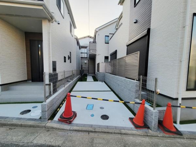 バルコニーにはしっかりとした手すりが設置されており安心してご利用いただけます。ガラス扉からの採光もあり室内への光の取り込みが期待できます。隣家との距離も確保されているので圧迫感を感じにくい設計です。