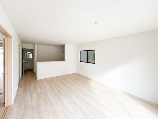 CRADLE GARDEN　八幡西区光貞台第2【内観：施工例】ワイドタイプのシステムキッチン。作業スペースが広く炊事が捗ります。（施工例）