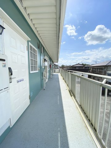 2階共用廊下です。幅が広く荷物の出し入れがしやすいです。