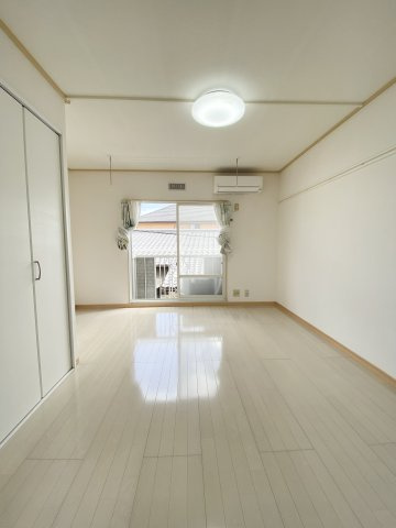 白を基調とした洋室です。