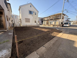 周囲には落ち着いた住宅が並ぶ一画に位置しています。道路に面しており車の出入りも便利です。角地にあるため開放感があります。