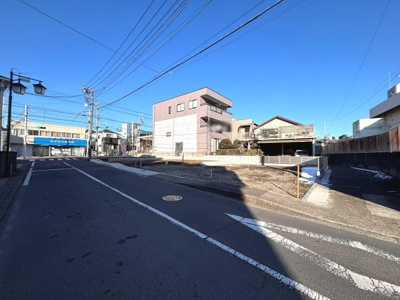 現地前面道路は幅員がしっかり確保されており車両の出入りもスムーズに行うことができます。周囲には建物が整然と立ち並び周辺環境も確認しやすいです。道路側からの採光も期待できる立地です。