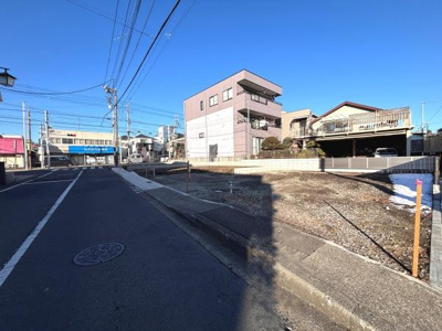 前面道路幅が広く車の通行や駐車も安心です。道路も整備されていて歩道もあり安全性を感じられます。