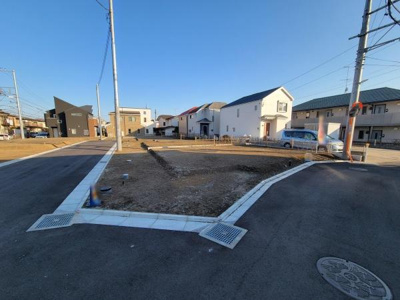静かな住宅街に位置する整形地の区画です。前面道路が広く車の出入りもスムーズに行えます。周囲には新しい住宅が立ち並んでおり開放感のある街並みとなっています。