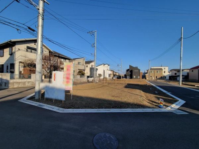角地に位置しているため開放感があります。周辺は落ち着いた住宅街です。舗装された道路が整備されており車の出入りもスムーズです。日当たりも良好な現地写真です。