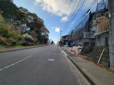 前面道路は広い幅員が確保されており車の通行もスムーズに行えます。周囲には緑が多く道路沿いには歩道も整備されています。現地周辺は落ち着いた雰囲気が特徴です。道路状態も良好で安心してご利用いただけます。