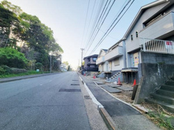 前面道路が幅広く見通しの良い環境です。道路沿いには新しい住宅が立ち並び清潔感のある街並みが広がっています。道路と住宅の距離も十分確保されており開放感があります。