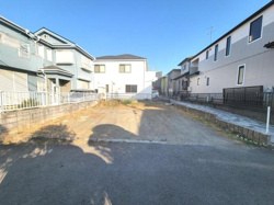 陽当たりが良く明るさを感じられる外観です。周囲に住宅が並び落ち着いた雰囲気が広がっています。前面道路が広く車の出入りもスムーズです。開放感のあるスペースが魅力的です。