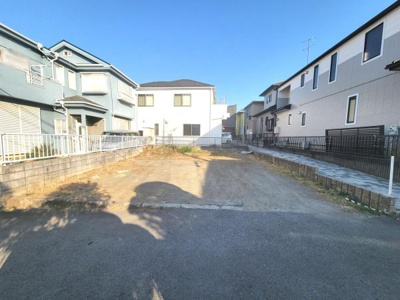 陽当たりが良く明るさを感じられる外観です。周囲に住宅が並び落ち着いた雰囲気が広がっています。前面道路が広く車の出入りもスムーズです。開放感のあるスペースが魅力的です。