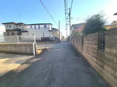 前面道路は舗装されており車両の出入りがしやすい環境です。周囲には住宅が建ち並び落ち着いた雰囲気が感じられます。現地の様子がはっきり分かる写真で道路幅や接道状況も確認できます。