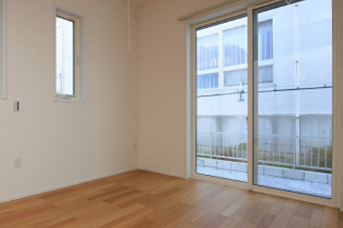 北九州市八幡西区下畑町【内観：施工例】1階3.0帖洋室：室内干しが可能な物干しフック付き。梅雨時期の洗濯も安心です。