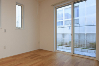 北九州市八幡西区下畑町【内観：施工例】1階3.0帖洋室：室内干しが可能な物干しフック付き。梅雨時期の洗濯も安心です。