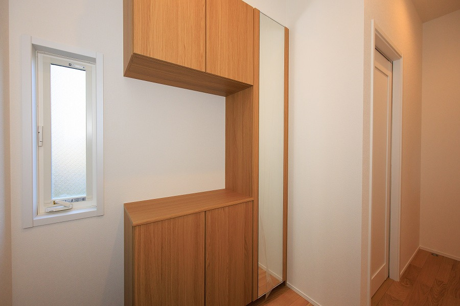 北九州市八幡西区下畑町【内観：施工例】最大40足程度の靴をスッキリ収納可能です！扉付きで来客時も安心です。