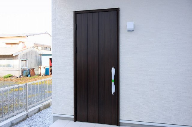 北九州市八幡西区下畑町【外観：施工例】キーレス玄関ドア：両手が塞がっている場面でも、施錠開錠がワンタッチで完了