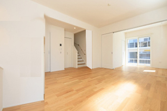 北九州市八幡西区下畑町【内観：施工例】18帖LDK：キッチン横にパントリーを完備しています