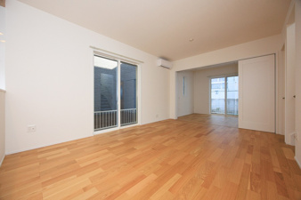 北九州市八幡西区下畑町【内観：施工例】リビングから洋室が見渡せるので、家族を見守りながら作業ができます