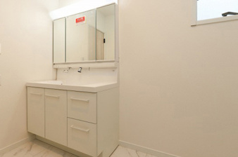 北九州市八幡西区下畑町【内観：施工例】洗面シンクの横幅広め。洗顔時には眼鏡やスマホの仮置きスペースとして活躍します