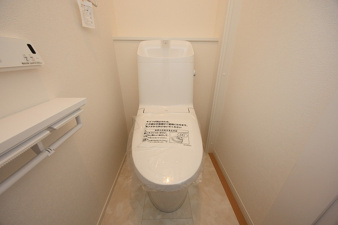 北九州市八幡西区下畑町【内観：施工例】節水型トイレ：汚れがツルンと落ち、水垢もこびりつかないアクアセラミックを使用