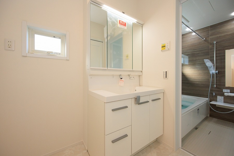 北九州市八幡西区下畑町【内観：施工例】洗面シンクの横幅広め。洗顔時には眼鏡やスマホの仮置きスペースとして活躍します