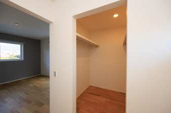 北九州市八幡西区下畑町【内観：施工例】8帖寝室にはWICが2ヶ所あります！衣替え不要～趣味のアイテムも楽々収納OK！