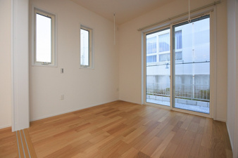 北九州市八幡西区下畑町【内観：施工例】1階4.6帖洋室：室内干しが可能な物干しフック付き。梅雨時期の洗濯も安心です。