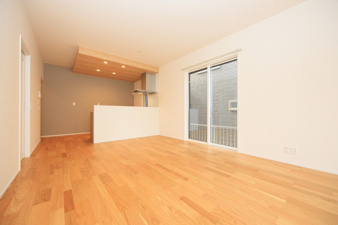 北九州市八幡西区下畑町【内観：施工例】日当たり良好リビングです。広さも16帖とちょうど良いです。（同間取り物件写真）