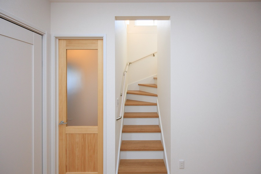 北九州市八幡西区下畑町【内観：施工例】転倒転落を防止する手すり付きの安全設計です。家族みんなが安心して移動できます。