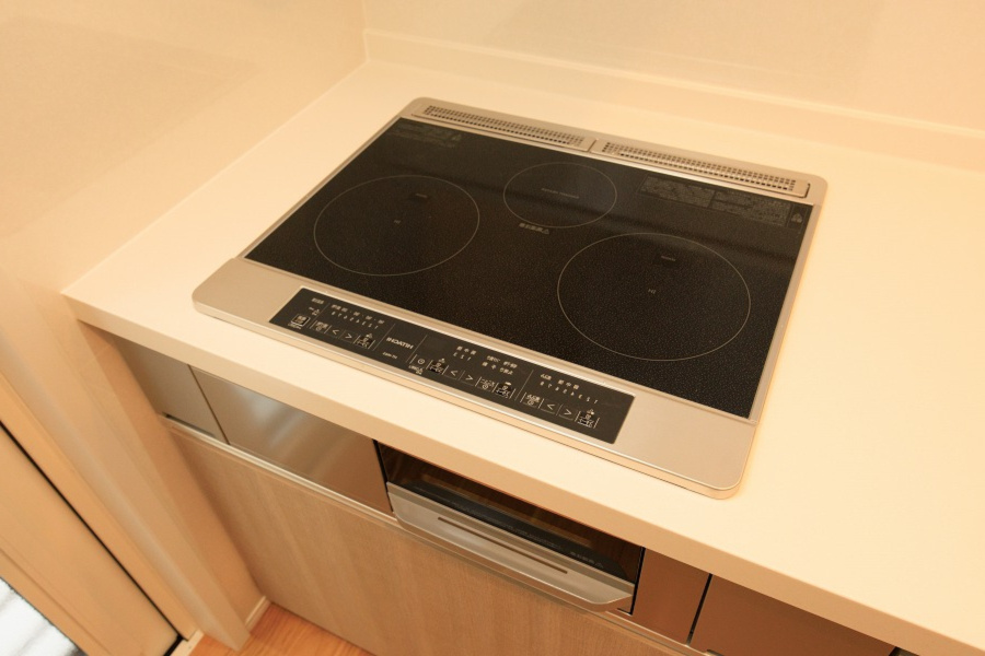 北九州市八幡西区下畑町【設備】3口IHコンロ：火を使わないため安全性が高いです。火災の心配が少なく済みます。