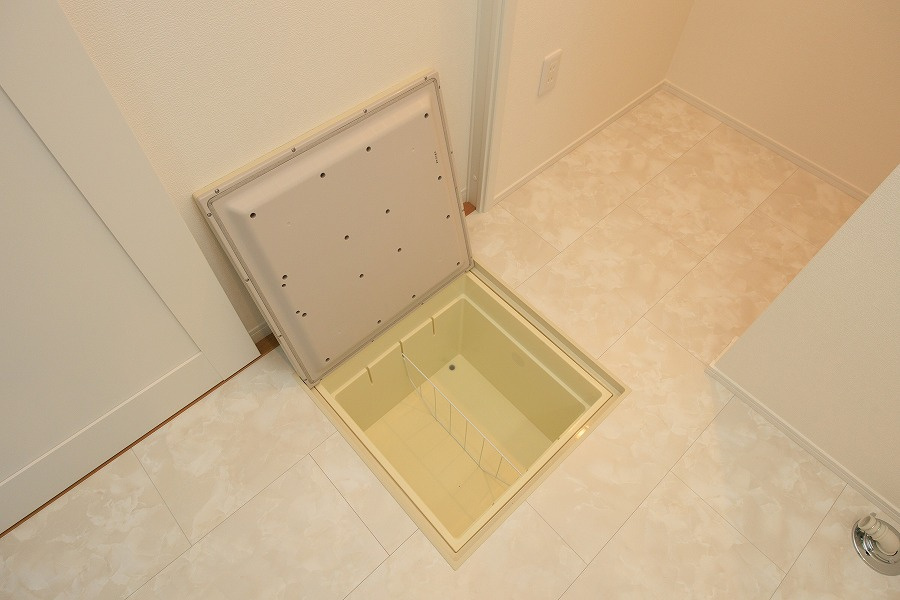 北九州市八幡西区下畑町【設備】点検口を兼ねた床下収納です。洗面脱衣所にあります。
