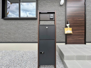 北九州市八幡西区下畑町【外観：施工例】玄関には大容量のポストと宅配ボックスを備えています。留守中の宅配も安心です。