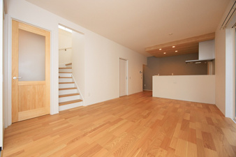 北九州市八幡西区下畑町【内観：施工例】16帖LDK：キッチン横にパントリーを完備しています