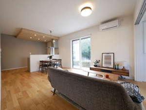 北九州市八幡西区下畑町【内観：施工例】広くて暖かいリビングは家族の集まる癒しの空間です！　※家具小物はイメージです