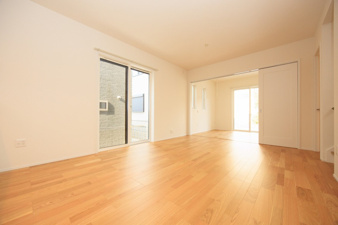 北九州市八幡西区下畑町【内観：施工例】木目が美しい、広々16帖LDK、1階洋室がしっかり見渡せます