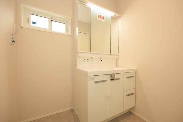 北九州市八幡西区下畑町【内観：施工例】シンク横のスペースは、洗顔時に携帯電話やメガネを置くのに便利