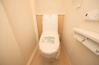 北九州市八幡西区下畑町【内観：施工例】節水型トイレを設置しており、清潔感のあるデザインです。