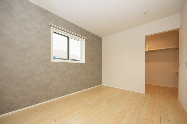 北九州市八幡西区下畑町【内観：施工例】主寝室は大容量のWICのおかげで、いつでもお部屋を清潔に保てます