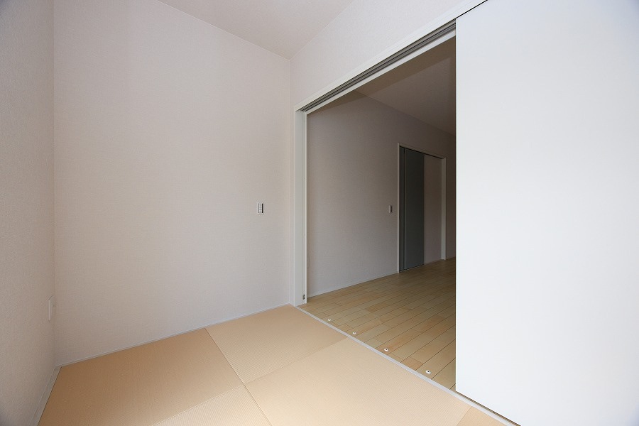 北九州市八幡西区下畑町【内観：施工例】お子さんの遊び場やお昼寝、趣味の読書など、使い方自由自在！