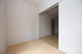 北九州市八幡西区下畑町【内観：施工例】お子さんの遊び場やお昼寝、趣味の読書など、使い方自由自在！