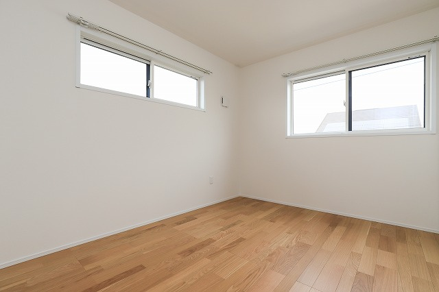 北九州市八幡西区下畑町【内観：施工例】洋室6帖。収納方法によって、部屋の雰囲気をガラリと変えることができます。