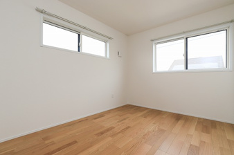 北九州市八幡西区下畑町【内観：施工例】洋室6帖。収納方法によって、部屋の雰囲気をガラリと変えることができます。