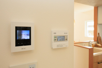 北九州市八幡西区下畑町LDKからリモコン操作できる玄関ドアで、リビングにいながら施錠・解錠が可能です