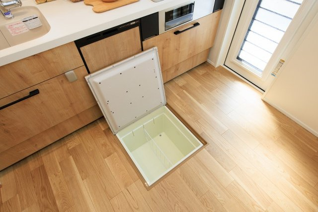 北九州市八幡西区下畑町【その他】キッチンには、収納スペースとして便利な床下収納がございます。
