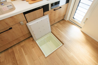 北九州市八幡西区下畑町【その他】キッチンには、収納スペースとして便利な床下収納がございます。