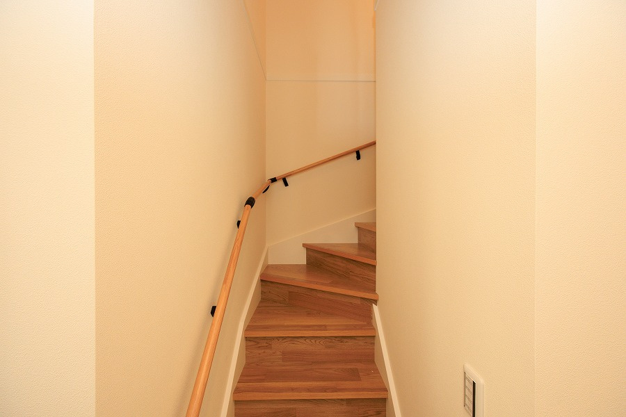北九州市八幡西区下畑町【内観：施工例】階段の手すり設置は、安全性と利便性を高める重要です！